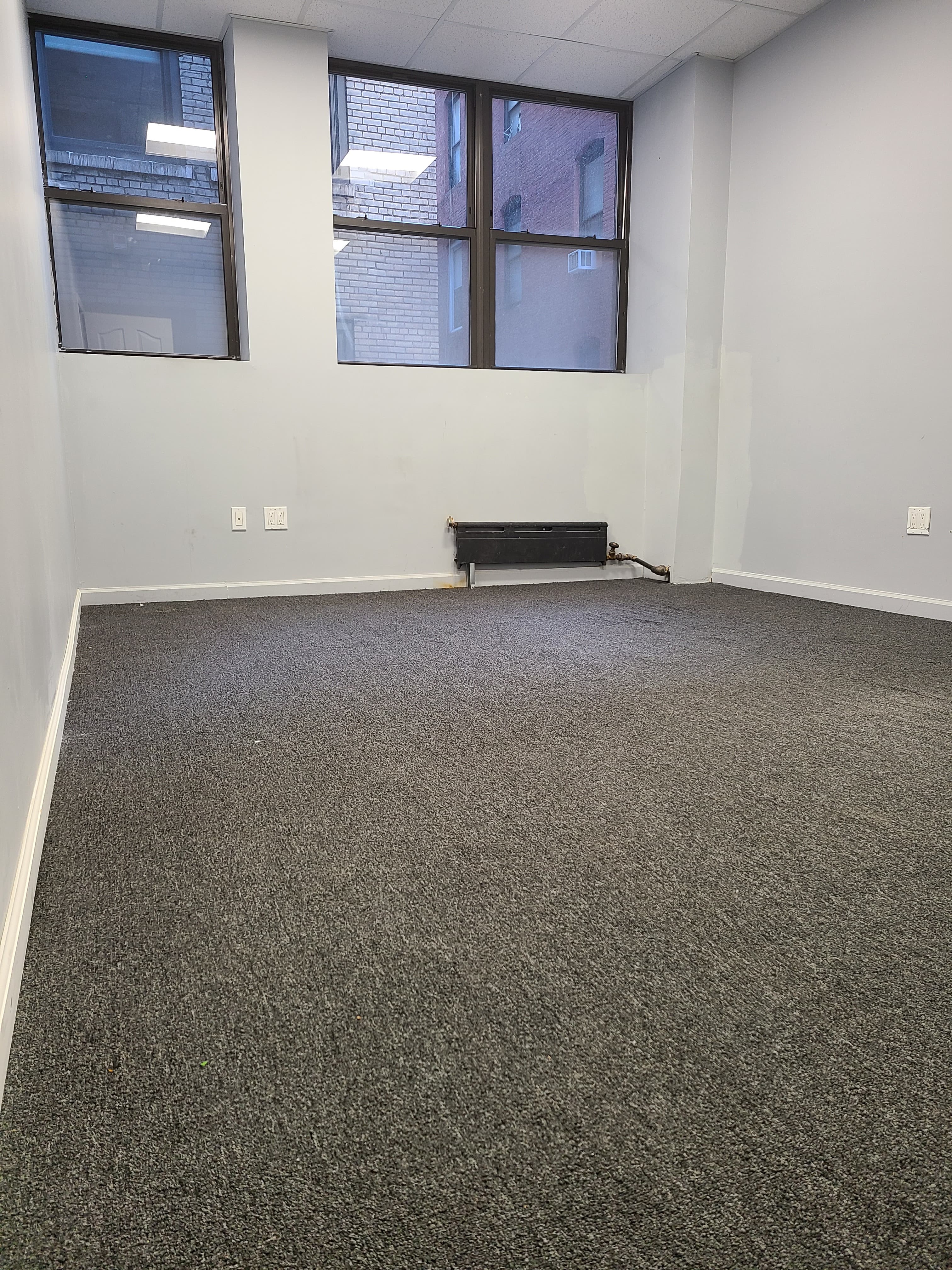 Magnificent Office Available - thumbnail 3